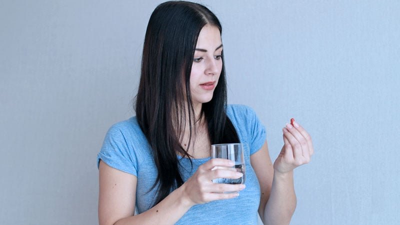 Mulher consultando médico sobre o uso de antibióticos e anticoncepcionais