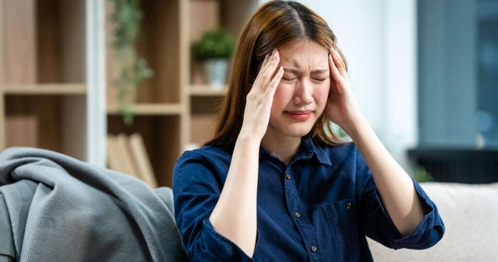 Uma xícara de café ao lado de uma barra de chocolate, simbolizando os vilões ocultos da enxaqueca.