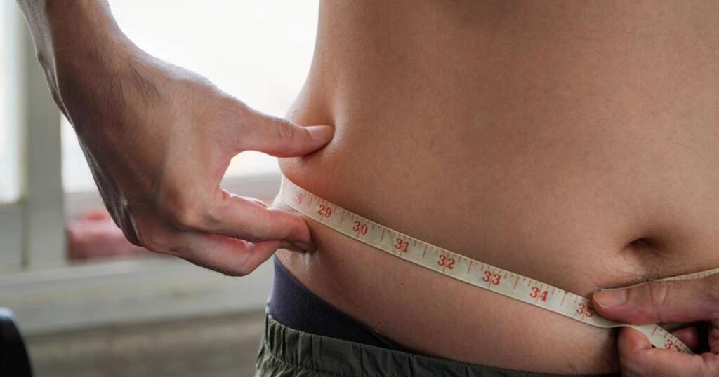 Uma mão segurando as chaves de um carro simbolizando o cuidado e segurança no automóvel