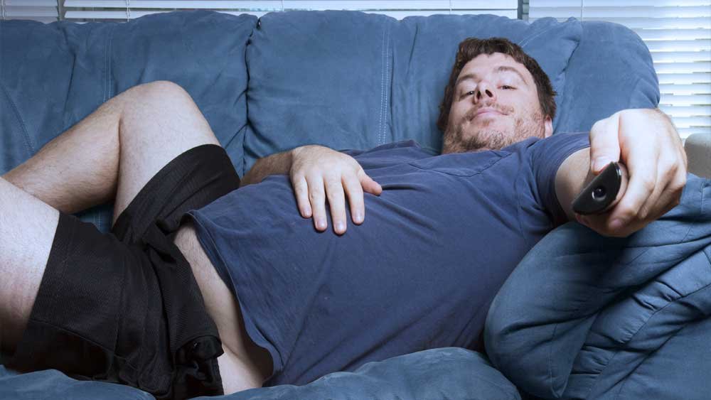 Pessoa observando gráficos sobre obesidade e saúde