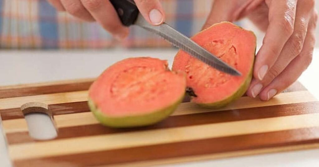 Goiabas frescas em um fundo natural