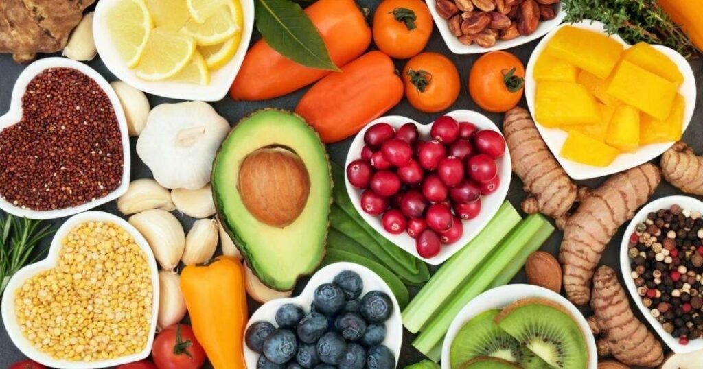Alimentos ricos em vitaminas para fortalecer a imunidade no inverno, incluindo frutas cítricas, gengibre e alho.