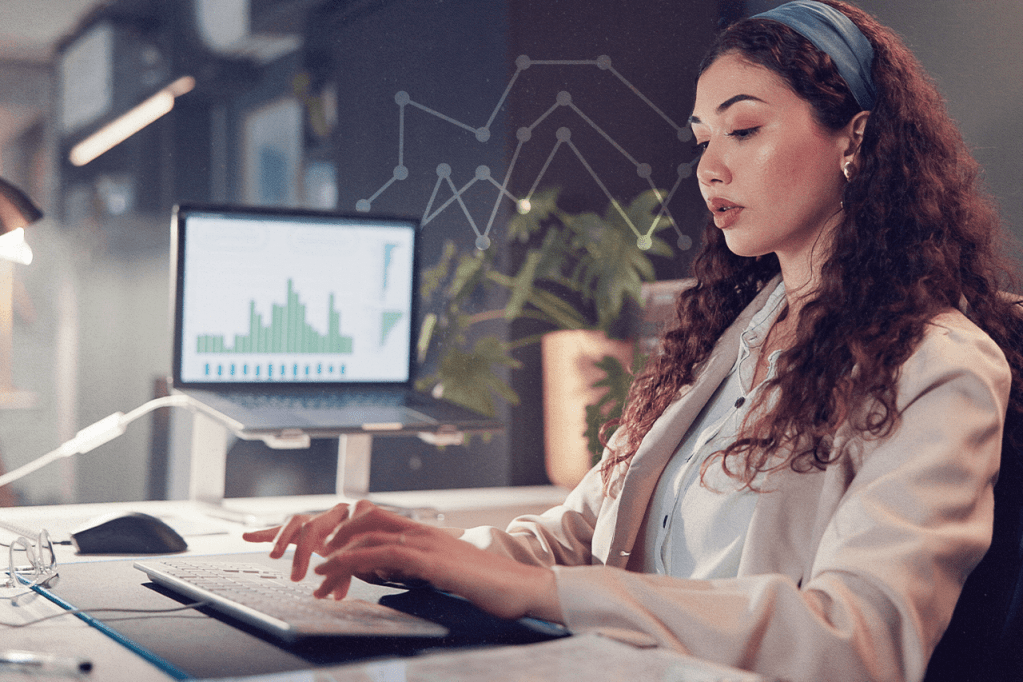 Nutricionista analisando software de nutrição no consultório