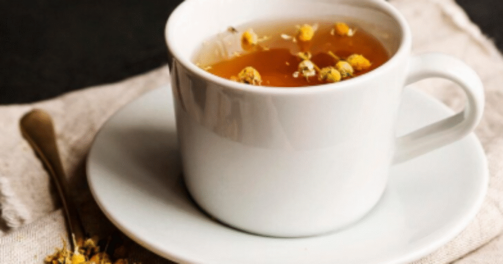 Chá de mulungu em uma xícara, com a planta ao fundo