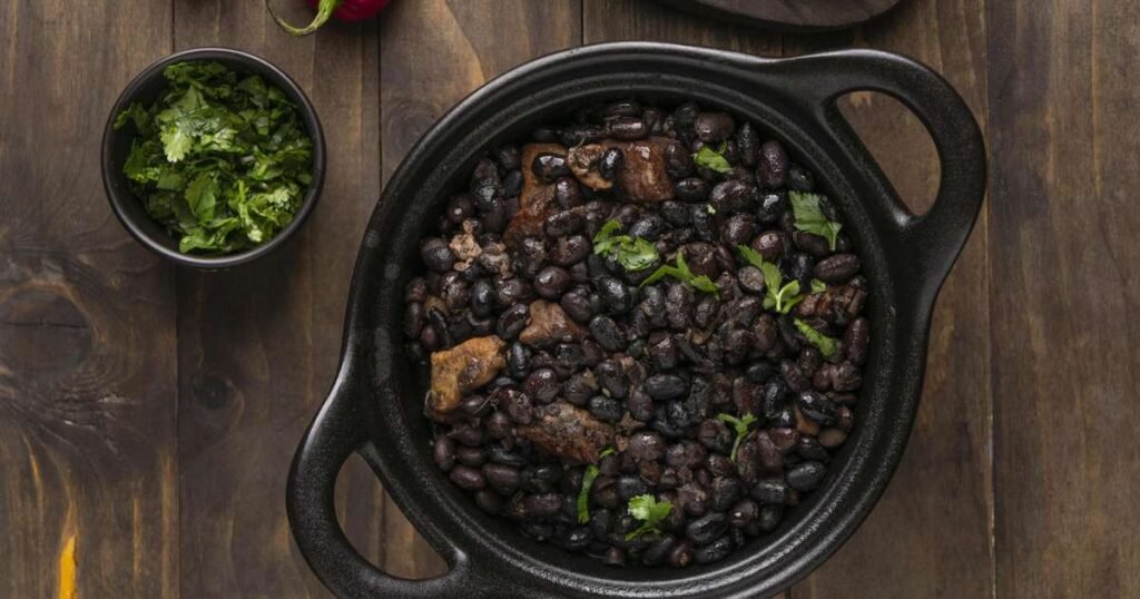 Feijão e beterraba cozidos em uma panela, representando a combinação de alimentos e suas implicações na absorção de ferro.