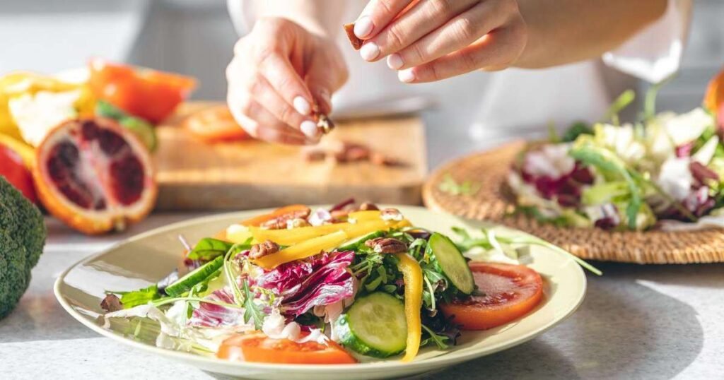 Prato saudável com alimentos da dieta mediterrânea, incluindo frutas, verduras e grãos integrais