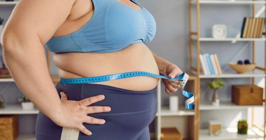 Criança e adulto praticando exercícios físicos ao ar livre, simbolizando a luta contra a obesidade no Brasil.