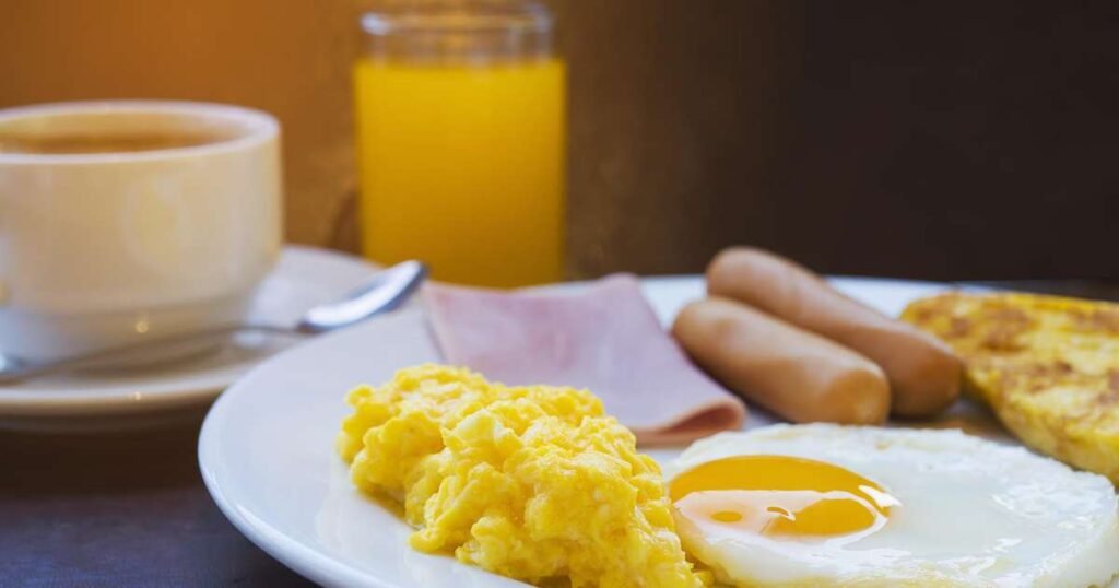 Sete alimentos ricos em proteína, incluindo queijo Gruyère, sementes de abóbora, amêndoas, edamame, aveia em flocos, camarão e queijo cottage.