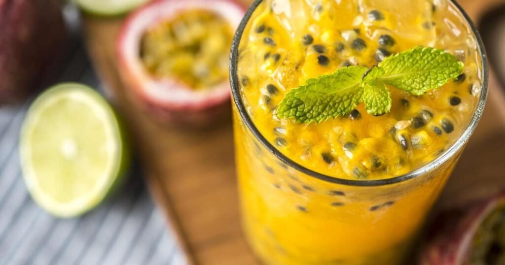 Copos de suco saudável com frutas frescas ao fundo