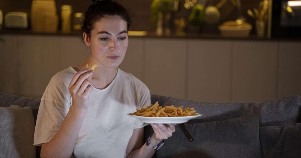 Lanche saudável à noite com crepioca, frango desfiado e salada