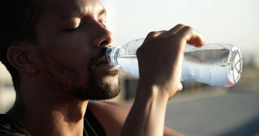 Imagem ilustrativa sobre os riscos do excesso de água na saúde