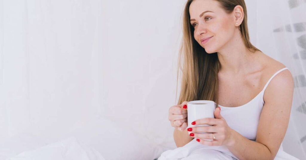 Copo de leite morno ao lado de especiarias como canela, representando bebidas relaxantes antes de dormir