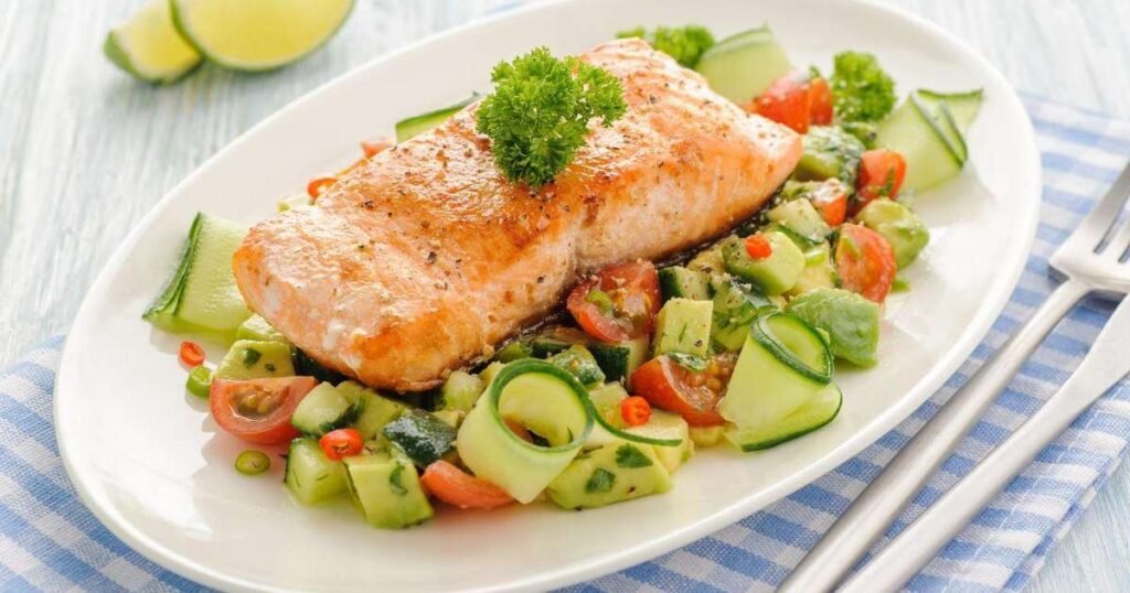 Prato de peixe grelhado acompanhado de legumes coloridos e ervas frescas