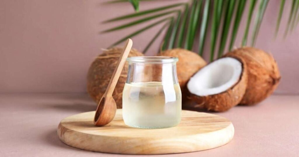 Coco fresco e água de coco em uma mesa, simbolizando saúde e emagrecimento