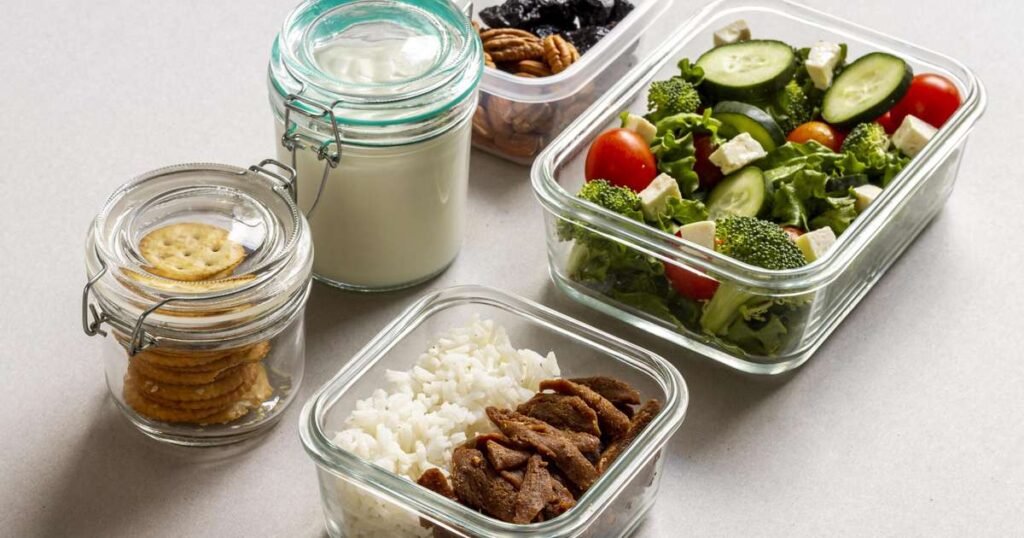 Pote de vidro com tampa vedada contendo comida pronta para armazenamento