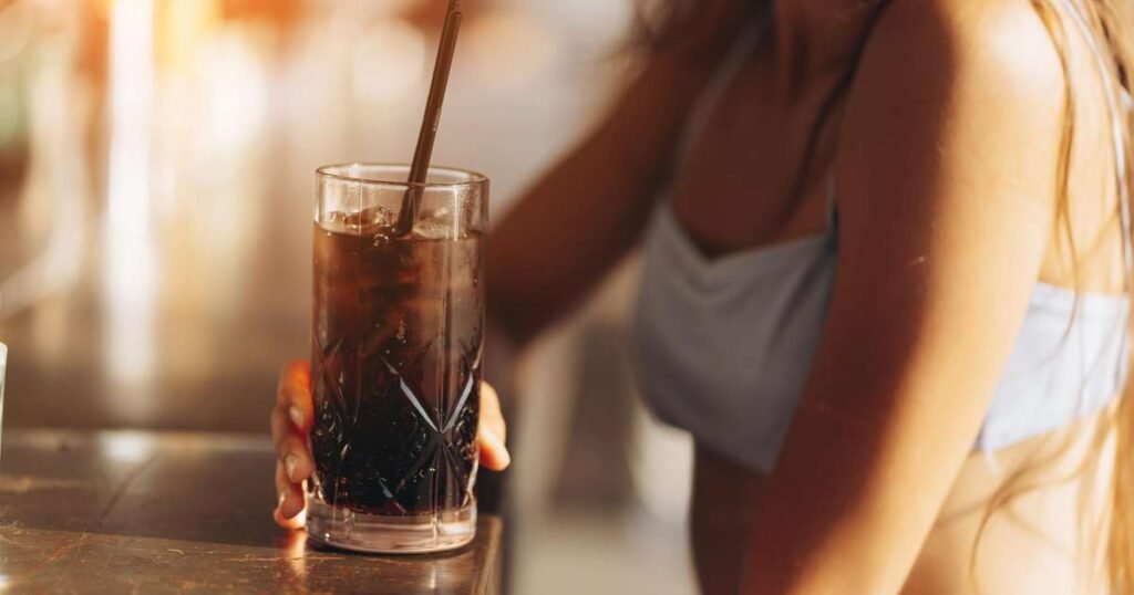 Médica discutindo os benefícios de parar de beber refrigerante