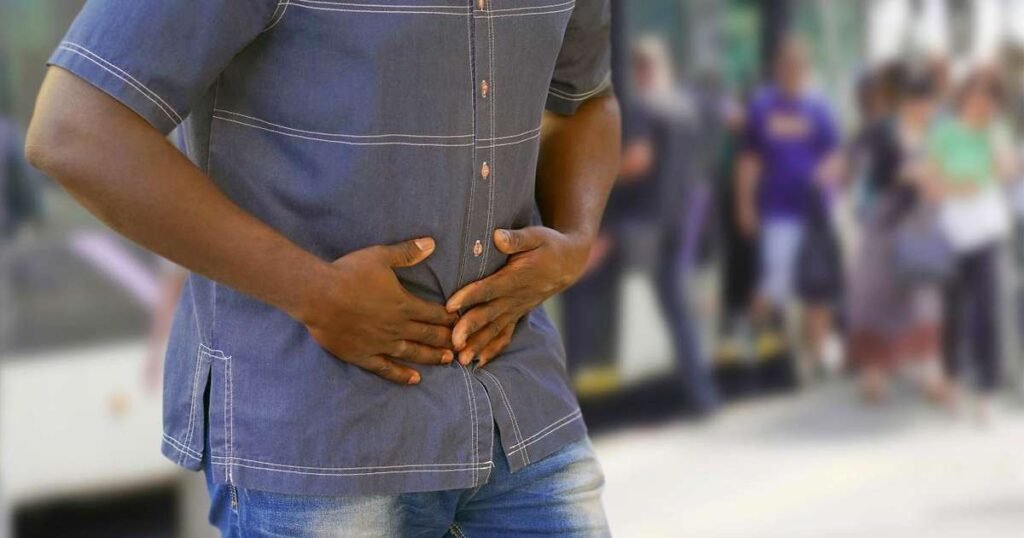 Pessoa mastigando uma refeição saudável