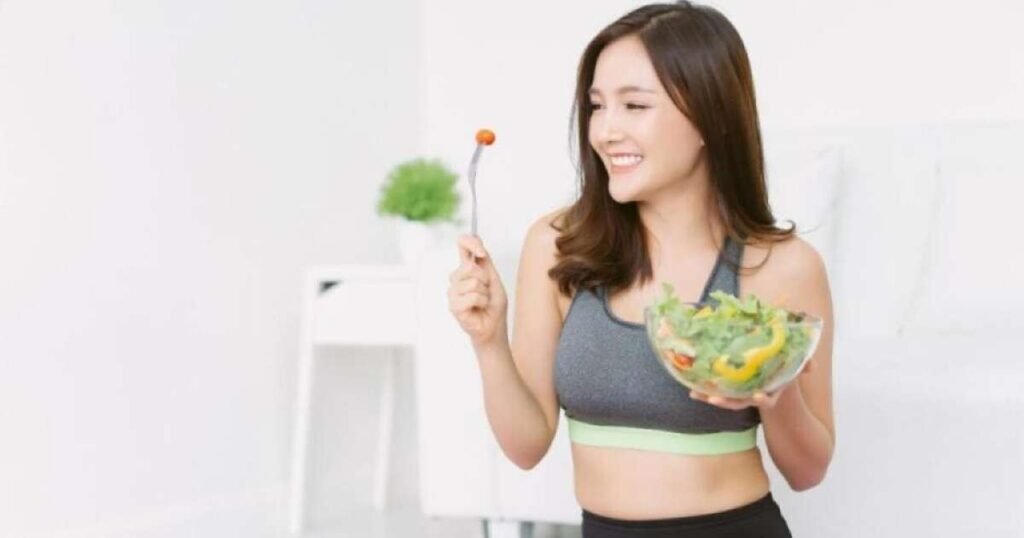 Diversos alimentos laxantes incluindo mamão, aveia, ameixa, laranja e sementes
