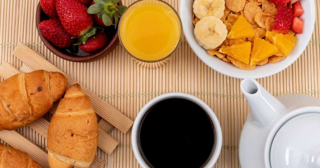 Pessoa se servindo de café da manhã saudável antes das 8h em uma mesa bem posta