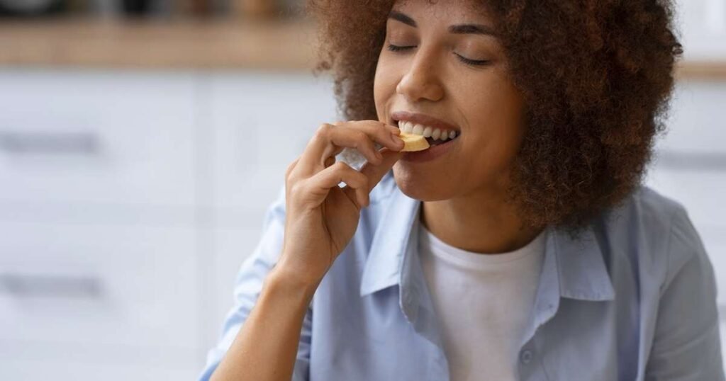 Pessoa praticando mindful eating com chocolate durante a Páscoa