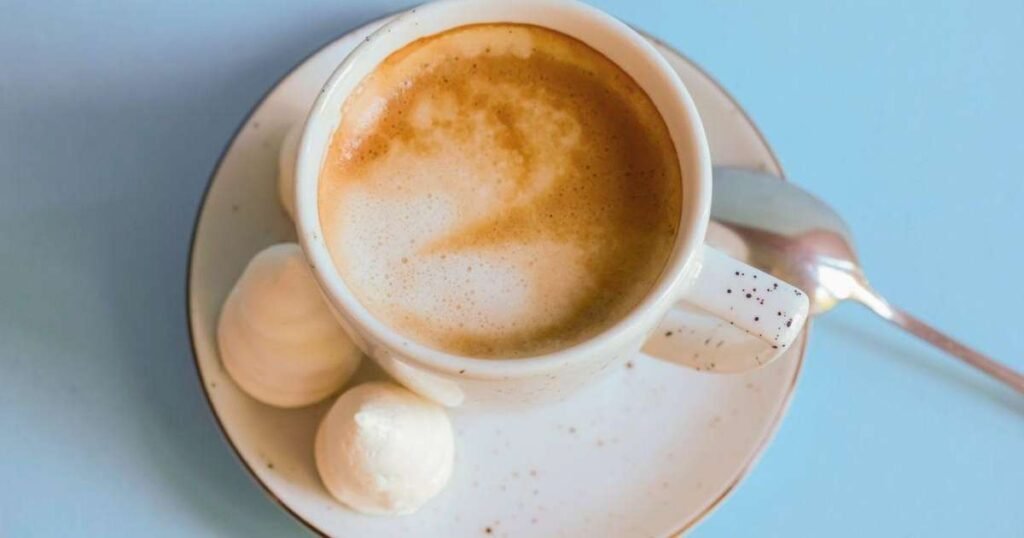 Xícara de café quente sobre uma mesa, simbolizando os benefícios do café para o corpo e saúde