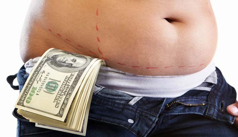 Cirurgião plástico realizando lipoaspiração em paciente em ambiente cirúrgico