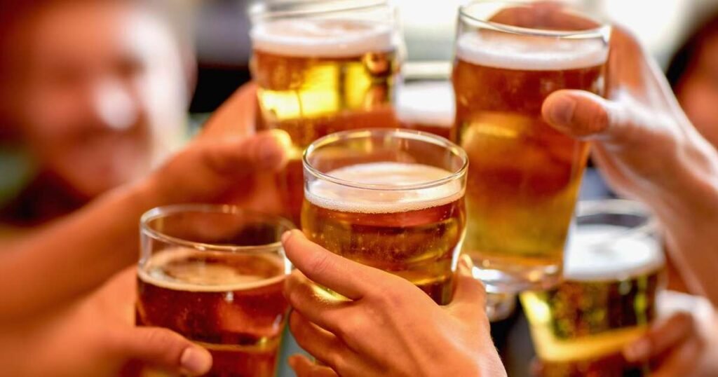 Cerveja em um copo sobre uma mesa, simbolizando o consumo responsável de álcool e seus impactos na saúde