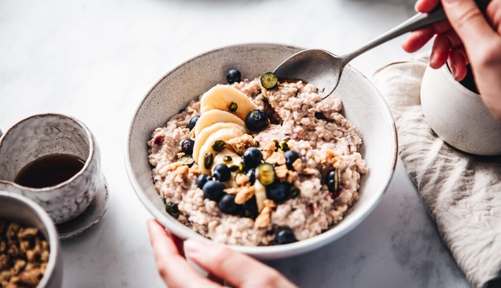 Café da manhã saudável com frutas, grãos integrais e proteína magra