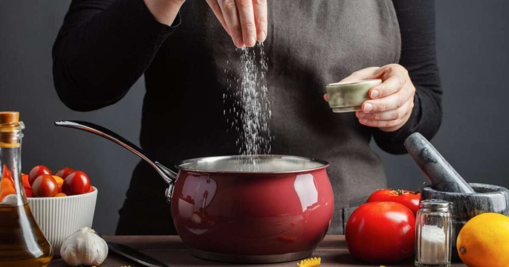 Alimentos que contêm alto teor de sódio como temperos prontos, molhos para salada e refrigerantes