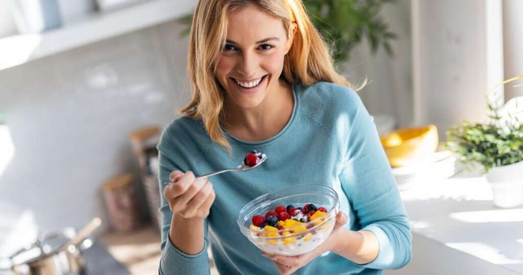 Uma variedade de alimentos saudáveis que ajudam a reduzir o inchaço abdominal, incluindo abacaxi, gengibre, mamão, banana, pepino, iogurte, sementes de erva-doce, aspargos, chá de hortelã e melancia.