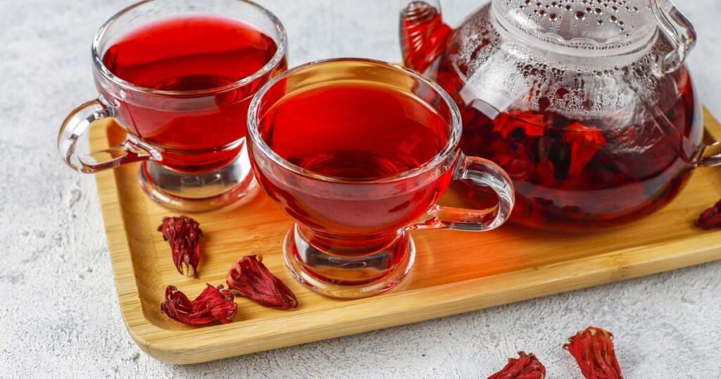 Diversos chás naturais para desinchar, incluindo hibisco, cavalinha, chá verde, gengibre e hortelã