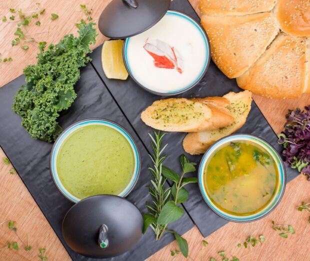 Refeições saudáveis e quentes para o inverno, incluindo sopas, legumes e especiarias.