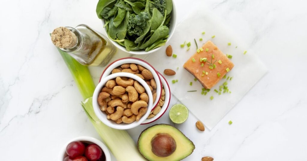 Vários alimentos ricos em proteínas, incluindo feijão, lentilha, soja e produtos enriquecidos, representando as fontes de proteína na dieta brasileira.