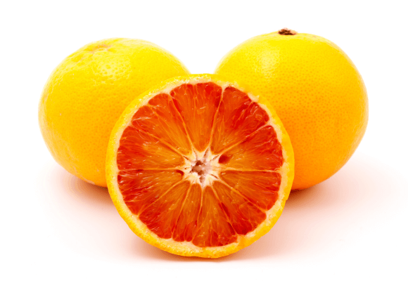 Laranja Moro sobre uma superfície de madeira, destacando sua coloração avermelhada e suculência