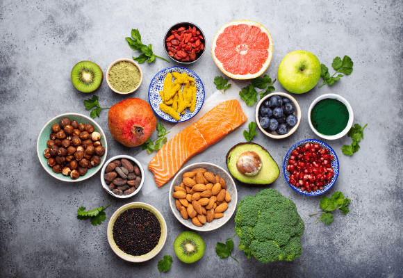 Variedade de alimentos funcionais como frutas, grãos integrais e produtos lácteos fermentados.