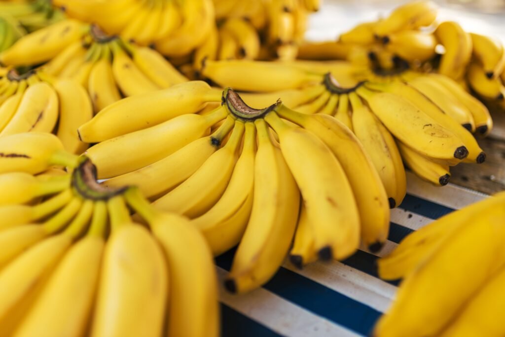 Uma banana fresca sobre uma toalha de mesa, destacando seus benefícios nutricionais.