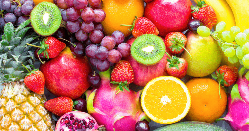 Uma variedade de frutas da primavera, incluindo morango, abacaxi, manga, melancia, mamão, uva, maracujá, laranja, acerola e jabuticaba
