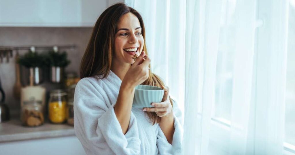 Montagem colorida de alimentos energéticos para o café da manhã, incluindo aveia, ovos, banana, café e abacate.