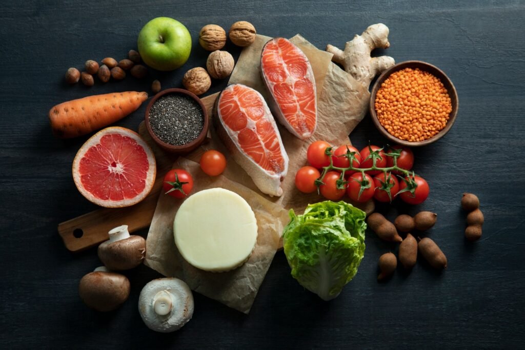 Prato equilibrado com alimentos ideais para quem toma Mounjaro, incluindo proteína magra, vegetais e carboidratos integrais.