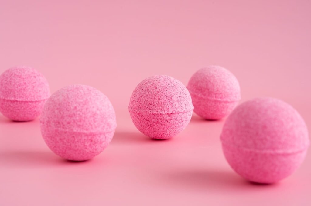 Gomas de creatina em um fundo colorido, destacando a praticidade e sabor do suplemento